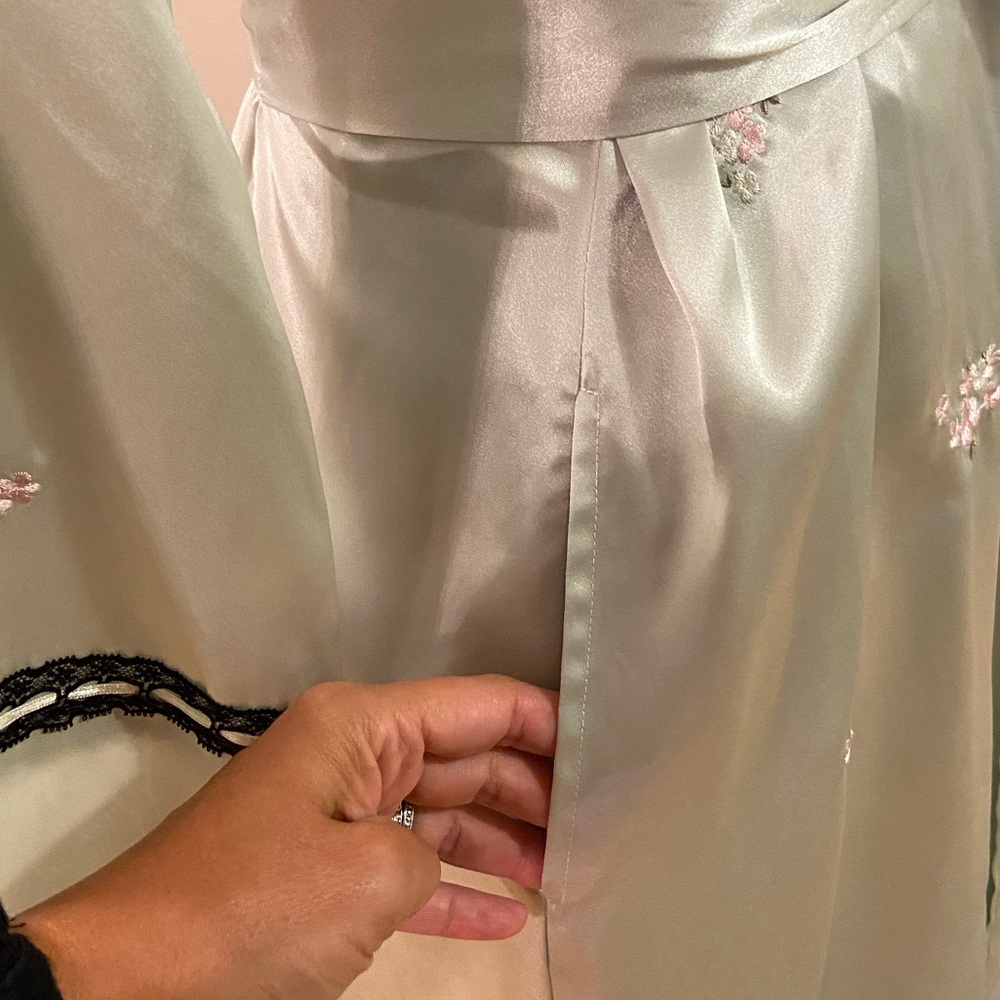 Morgan Taylor Robe - Picture 3 of 9